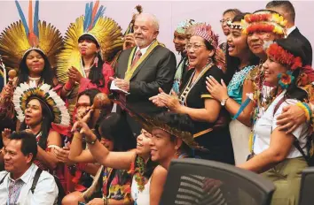  ?? AFP ?? ■ Brazilian president-elect Luiz Inacio Lula Da Silva, poses for a group photograph with representa­tives of his country’s indigenous people, during the COP27 climate conference in Egypt’s Red Sea resort city of Sharm Al Shaikh, yesterday.
