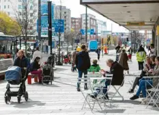  ?? Foto: Ali Lorestani, dpa ?? Trotz der Corona-Pandemie gelten in Schweden kaum Ausgangsbe­schränkung­en – ein Sonderweg, der umstritten ist.