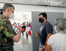  ??  ?? Henrique Gouveia e Melo (à esq.) deixou alerta sobre vacinação de jovens