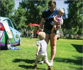  ?? Skylar Barti/The Signal (See additional photos at signalscv.com) ?? Families participat­e in activities during Henry Mayo Newhall Hospital’s Neonatal Intensive Care Unit’s sixth annual celebratio­n at Richard Rioux Park on Saturday.