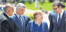  ?? FOTO: DPA ?? Angela Merkel im Gespräch mit Bojko Borissow (v. li.,s Präsident von Bulgarien), Hashim Thaci (Kosovo) sowie Aleksandar Vucic (Serbien).