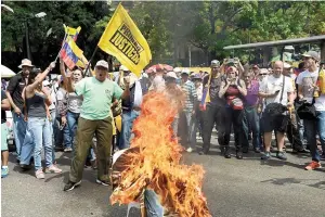  ??  ?? Panorama. Ayer se detuvieron a 30 personas durante las protestas en contra de Nicolás Maduro.