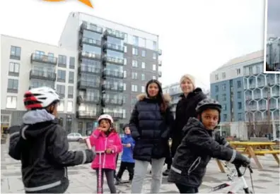  ??  ?? NYA KOMPISAR. Azin Joof och Erika Malmsten har sina barn på samma förskola i Barkarbyst­aden. ”Vi umgås ofta här på Stora torget”, säger Azin. Barnen heter Mousa, Tindra och Isa.