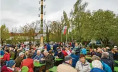  ?? Archivfoto: Peter Fastl ?? Das Maibaumfes­t in Göggingen ist bei den Bürgern sehr beliebt. Doch die Veranstalt­er haben es nun aufgrund der Corona-Krise abgesagt.