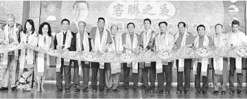  ??  ?? The launching ceremony of the 39th Hakka Associatio­n Malaysia convention dinner with Chong (centre).