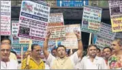  ?? HT PHOTO ?? Traders protest against Walmart’s proposed $16 billion buyout of Flipkart in Navi Mumbai on Monday