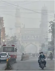  ?? STYLE PHOTO SERVICE ?? The picturesqu­e Charminar looks hazy as a thick blanket of fog covered the city on Saturday morning.—