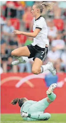  ?? FOTO: IMAGO ?? Deutschlan­ds Nationalsp­ielerin Lea Schüller (oben) überspring­t die Schweizer Torhüterin Gaelle Thalmann.