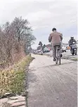  ?? FOTO: A. TINTER ?? Bislang konnten Radfahrer nur direkt neben der vielbefahr­enen Neersener Straße radeln.