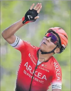  ??  ?? Nairo Quintana celebra su triunfo en La Colmiane, en la París-Niza.