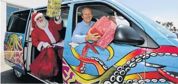  ?? Picture: WERNER HILLS ?? HO HO HO: Father Christmas (Derick Miles) with Tavcor VW general manager Martin Taverner who is sponsoring the shuttle service for The Herald Christmas on the Farm