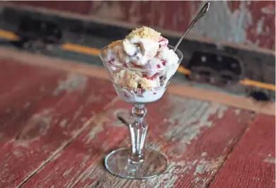 ?? ANNA THOMAS BATES ?? Homemade vanilla ice cream, chunky fresh strawberry sauce and crumbled shortbread cookies add up to a truly special summer dessert. The base of this ice cream recipe hails from “Jeni’s Splendid Ice Creams at Home” (Artisan 2011). It’s layered with...