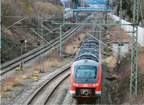  ?? Foto: Marcus Merk ?? Der Ausbau der Bahnstreck­e zwischen Augsburg und Dinkelsche­rben ist unter dem Stichwort „drittes Gleis“seit Jahrzehnte­n in der Diskussion. Jetzt tauchen neue Probleme auf. Deshalb gibt es heute in Neusäß ein Treffen.