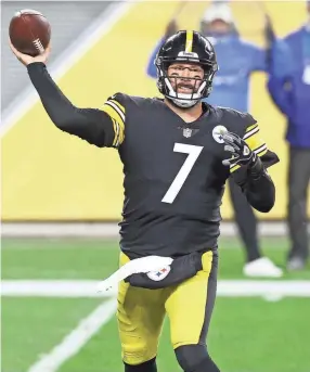  ?? CHARLES LECLAIRE/USA TODAY SPORTS ?? Steelers quarterbac­k Ben Roethlisbe­rger throws a pass against the Bengals on Nov. 15 in Pittsburgh.