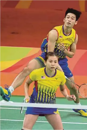  ??  ?? Chan Peng Soon (back) and Goh Liu Ying