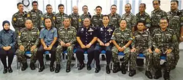  ??  ?? MOHAMAD (tengah) bersama anggota AKSEM Perak selepas sesi dialog di pejabat AKSEM Pengkalan Hulu.