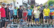  ?? FOTO: VEREIN ?? Die deutsch-französisc­he Radlergrup­pe vor der Trainingsf­ahrt.