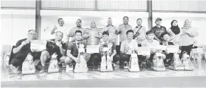  ?? ?? UNTUK ALBUM: Rubiah bersama yang lain merakam kenangan dengan pemenang Pertanding­an Badminton Kelab Badminton Muara Desa (MDBC) 2024 pada Ahad.