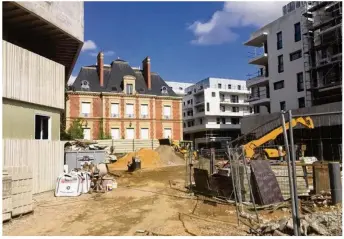  ??  ?? L’ancienne demeure du sous-préfet est aujourd’hui enclavée au milieu du béton.