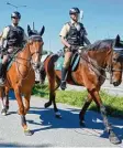  ??  ?? Rund um die Messe waren auch Polizei pferde auf Streife.