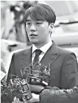  ??  ?? Seungri addressing the press when he had arrived for questionin­g by the police.