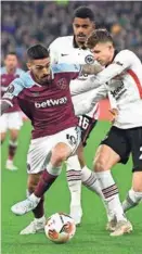  ?? / EPA ?? Lanzini (West Ham) i Lindstrom (Eintracht) u borbi za loptu