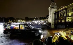  ?? PHOTO: REUTERS ?? The hearse carrying the late Queen’s coffin arrives at Buckingham Palace yesterday.