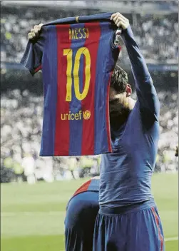  ?? FOTO: PEP MORATA ?? Messi exhibió el dorsal 10 en los mejores campos del mundo