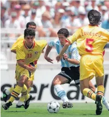  ??  ?? YA sin Maradona, Argentina no pudo ante Rumania en EE.UU. '94.