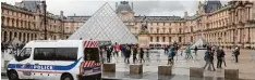  ?? Foto: Jacques Demarthon, afp ?? Eine Militärpat­rouille stoppt vor dem Louvre einen Mann, der mit zwei Macheten und Rucksäcken in das Museum gelangen wollte.