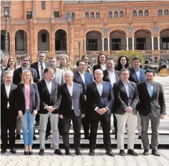  ?? // DAVID MUDARRA ?? Foto de familia de la nueva dirección del PP, ayer en Sevilla