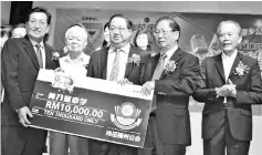  ??  ?? Ying (left) hands over a mock cheque for RM10,000 to Vincent (second right).