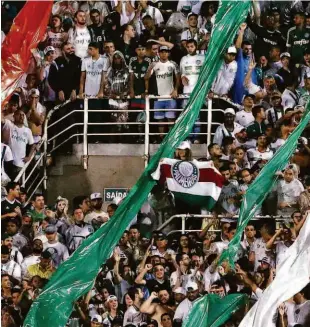  ?? Cesar Greco - 27.mar.18/ag. Palmeiras/divulgação ?? Torcida do Palmeiras incentiva o time na semifinal do Paulistão, diante do Santos, no Pacaembu; clube se deu bem em mata-mata no local pelo Estadual