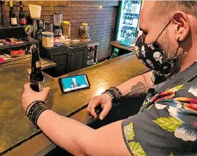  ?? ALDO PÉREZ/ LA VOZ DE LA FRONTERA ?? MEXICALI. Un joven aprovecha su tarde en el Bar Pasaje Bohemio para seguir el debate