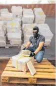  ?? FOTO: DPA ?? Ein Zollbeamte­r kniet vor einem Teil der zur bislang größten Einzelsich­erstellung von Kokain in Bayern.