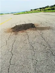  ?? NéSTOR DE áVILA ?? Así lucía la pista y el hueco, ayer en la tarde.