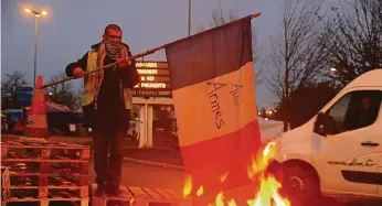  ?? Foto: Reuters ?? Ustanou? Menší protesty se konaly i včera ráno. Muž na snímku pálí francouzsk­ou vlajku u vjezdu na dálnici mezi Paříží a Bruselem. Tři týdny prostestů si vyžádaly na 900 zraněných.