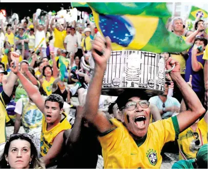  ??  ?? Jubel bei den RousseffGe­gnern (o.), Enttäuschu­ng bei ihren Anhängern: Auf Brasiliens Straßen ging es zu wie während eines Fußballmat­ches – nur die Stimmung ist explosiver