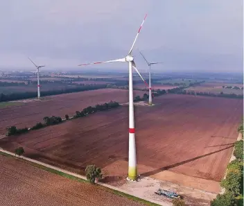  ?? FOTO: HANS GLADER ?? Blick aus der Luft auf drei der fünf Anlagen im Baaler Bruch. Die 140 Meter hohen Windräder sind aktuell im Probebetri­eb und sollen bald auch ans Netz gehen.