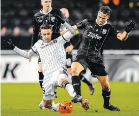  ??  ?? Der LASK (re. Holland) siegte bei Rosenborg (li. Trondsen) 2:1 und fixierte damit sensatione­ll vorzeitig den Aufstieg.