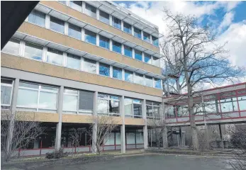  ?? FOTO: DOROTHEA HECHT ?? Der Turm des Immanuel-Kant-Gymnasiums beherbergt die naturwisse­nschaftlic­hen Unterricht­sräume. Nach langen Diskussion­en spricht sich die Stadtverwa­ltung dafür aus, ihn beizubehal­ten.