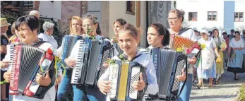  ?? FOTO: KATRIN BÖLSTLER ?? Ein Höhepunkt ist der Einzug des Dorfvolkes.