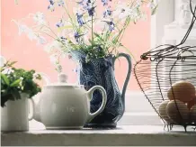 ??  ?? OBEN Den Sims am Küchenfens­ter nutzt Carolyn auch als Ablage für frische Eier und Kräuter aus dem Küchengart­en. Dazu gibt es Blumen.