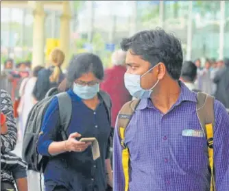  ?? DEEPAK GUPTA/HT ?? ■
In view of coronaviru­s threat, people wearing masks at Chaudhary Charan Singh airport in Lucknow.