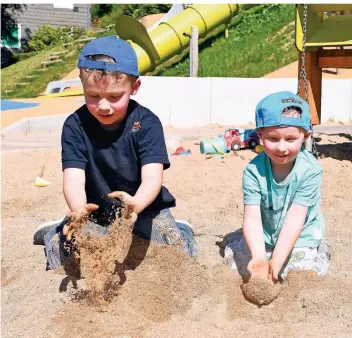  ?? FOTO: JÜRGEN MOLL ?? Eröffnung der Spielplätz­e in Hückeswage­n. Auch der Spielplatz an der Goethestra­ße war wieder geöffnet und wurde auch von Oscar (l.) und Elias eifrig genutzt.