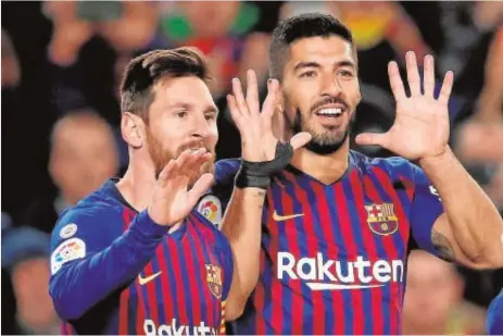  ?? EFE ?? Messi y Suárez celebran el segundo tanto del uruguayo, el tercero del Barcelona