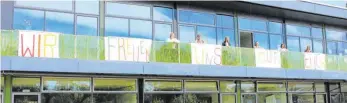  ?? FOTO: CÄCILIA FIEDLER ?? Die Erzieherin­nen haben ein Banner am Balkon des Kinderhaus­es aufgehängt mit der Aufschrift „Wir freuen uns auf euch“.