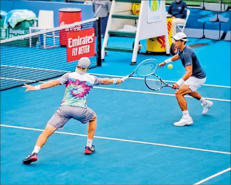  ?? CORTESÍA: NICOLÁS M. ESTAVILLO /DELRAY BEACH ?? El ecuatorian­o Gonzalo Escobar (derecha) y el uruguayo Ariel Behar ganaron ayer el cupo a la final en el Delray Beach Tennis Center.