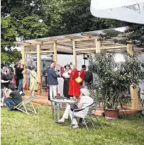  ?? ?? Gelungener Start für die Sommerloun­ge mit Prominenz und viel guter Stimmung: Der KURIER im Garten des Palais Auersperg