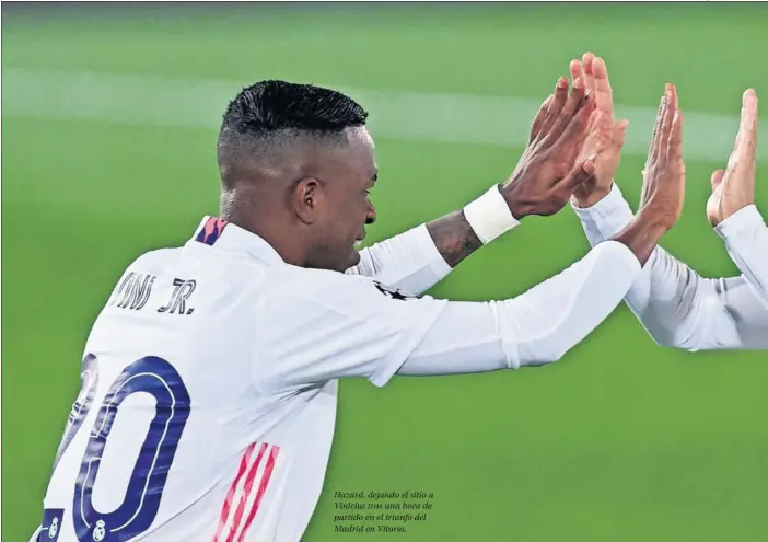  ??  ?? Hazard, dejando el sitio a Vinicius tras una hora de partido en el triunfo del Madrid en Vitoria.